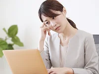 悩む女性