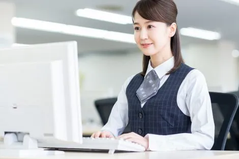 オフィスユニフォームを用意するメリット・デメリットについて！