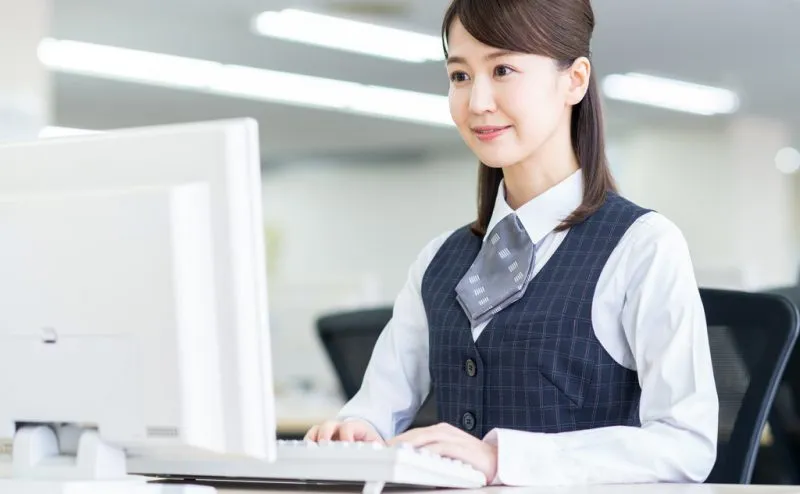 オフィスユニフォームを用意するメリット・デメリットについて！